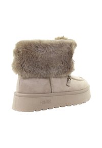 Beżowe botki za kostkę z futrzanym obszyciem, wykonane z zamszu, z okrągłym noskiem i platformową podeszwą z teksturowanymi detalami oraz logo na boku.