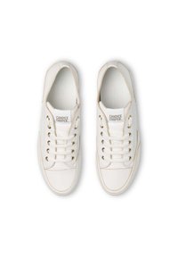 Sneakers bianchi in pelle con punta rotonda, lacci piatti, occhielli in tono oro e linguetta con marchio. Presentano dettagli di cucitura discreti lungo i bordi.
