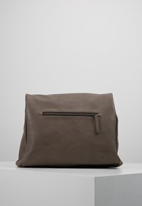 Borsa in finta pelle grigia con texture opaca, dotata di tasca frontale con zip e design morbido. Forma rettangolare con bordi morbidi.