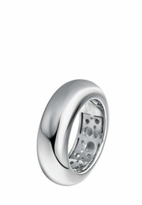 Anillo de plata con una superficie lisa y pulida y forma redondeada. El interior presenta recortes circulares para añadir textura y detalles de diseño.