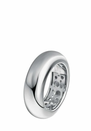 Anillo de plata con una superficie lisa y pulida y forma redondeada. El interior presenta recortes circulares para añadir textura y detalles de diseño.