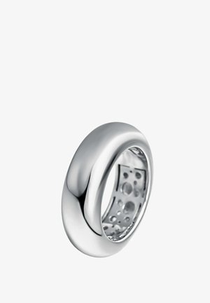 Anillo de plata con una superficie lisa y pulida y forma redondeada. El interior presenta recortes circulares para añadir textura y detalles de diseño.