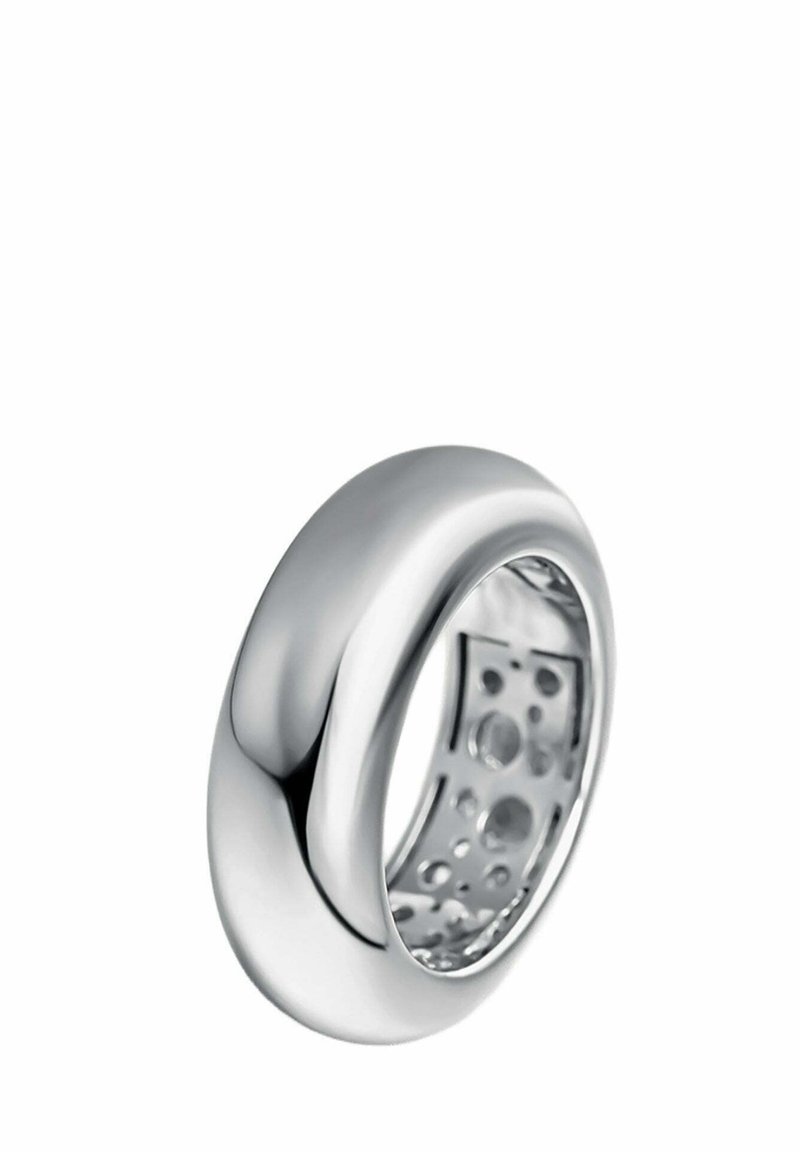 Anillo de plata con una superficie lisa y pulida y forma redondeada. El interior presenta recortes circulares para añadir textura y detalles de diseño.