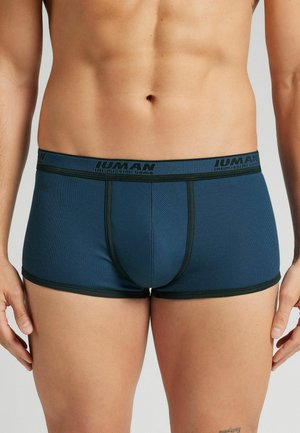 Shorts trunk pour hommes en coupe carrée, de couleur bleu foncé avec une texture rayée, taille noire et finitions contrastées. Design ajusté.
