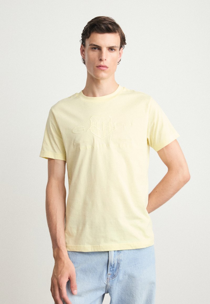 GANT TONAL SHIELD - T-shirts med print - yellow shine