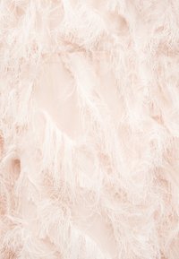 Απαλό απαλό ροζ ύφασμα, πυκνά διακοσμημένο με φτερωτές, αέρινες και αφράτες υφές που δημιουργούν μια λεπτεπίλεπτη, αέρινη εμφάνιση.