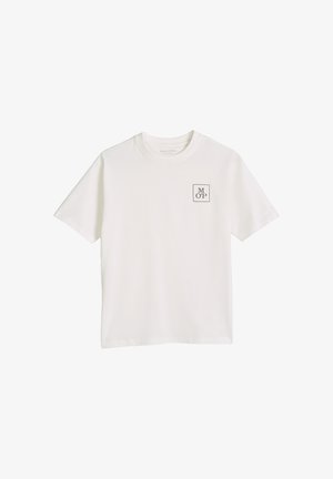 Wit T-shirt met korte mouwen en ronde hals met klein zwart vierkant logo met de letters M, O en P op de linker bovenkant vooraan.