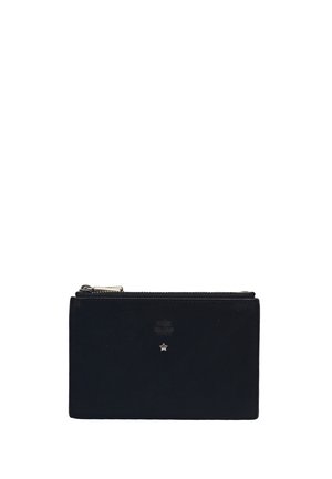 Portefeuille rectangulaire en cuir noir avec détail d'étoile argentée et fermeture éclair supérieure, posé sur un fond blanc.