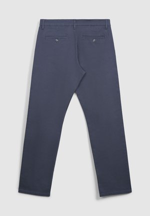 Pantaloni blu scuro in cotone con design a gamba dritta, dotati di due tasche posteriori e chiusure a bottone.
