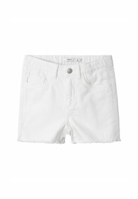 Shorts en denim blanc avec un ourlet effiloché, dotés d'une fermeture à bouton, de deux poches avant et d'une étiquette à l'intérieur. Design décontracté classique.