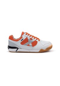 Zapatilla deportiva blanca con paneles y detalles de malla naranja. Diseño elegante con un acabado texturizado y suela de goma. Acentos negros en el talón.