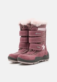 Rosa vinterskor med en konstfuskpälstäckning, kardborreband, stjärndetalj och gummisula för bra grepp. Tillverkade av syntetiska material.