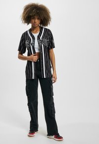 Karl Kani SIGNATURE OLD ENGLISH BASEB - Bluse - black white