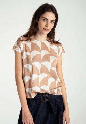 Korte mouwen blouse in een beige en wit geometrisch patroon. Glad fabric met een ronde halslijn, een iets losse pasvorm en subtiele manchetdetails.