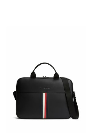 Czarna prostokątna teczka z górnym uchwytem, odpinanym paskiem na ramię oraz pionowymi czerwonymi, białymi i niebieskimi paskami pośrodku z przodu.