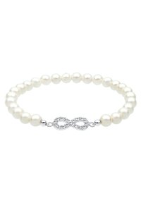Bracelet en perles blanches avec un fermoir en argent en forme d'infini orné de petits cristaux, mettant en valeur une texture lisse et brillante avec des perles uniformes.