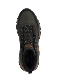 Zapato de senderismo impermeable en verde oscuro con acentos en negro. Presenta una parte superior texturizada, cordones redondos y un interior acolchado con un logo naranja.