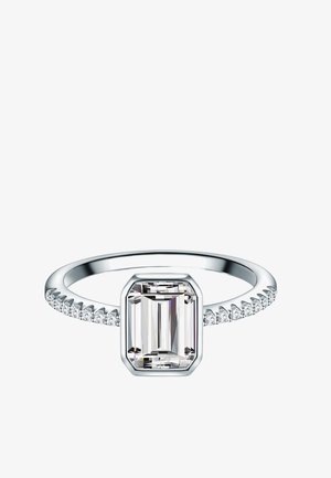 Sølvring med en smaragdslibning klar ædelsten i midten og små runde sten indlagt langs bæltet.