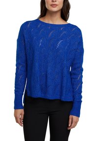 Leuchtend blauer Strickpullover mit Blattmuster und langen Ärmeln, leicht gekürztem Saum und strukturierter Oberfläche.