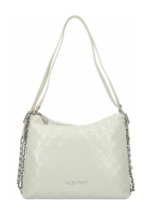 Bolso de mano de cuero crema acolchado con un detalle de cadena plateada y asas ajustables. Cuenta con cierre de cremallera y un logo en relieve en la parte frontal.