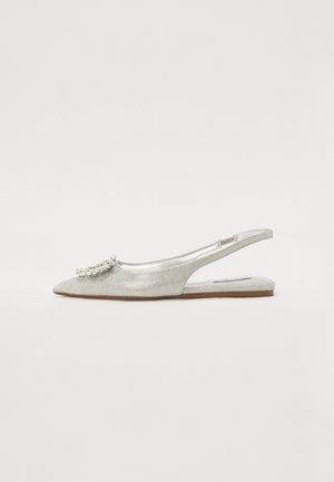 Bailarinas slingback en plata, con un acabado texturizado brillante, punta afilada y adornos de cristal decorativos en la parte frontal.