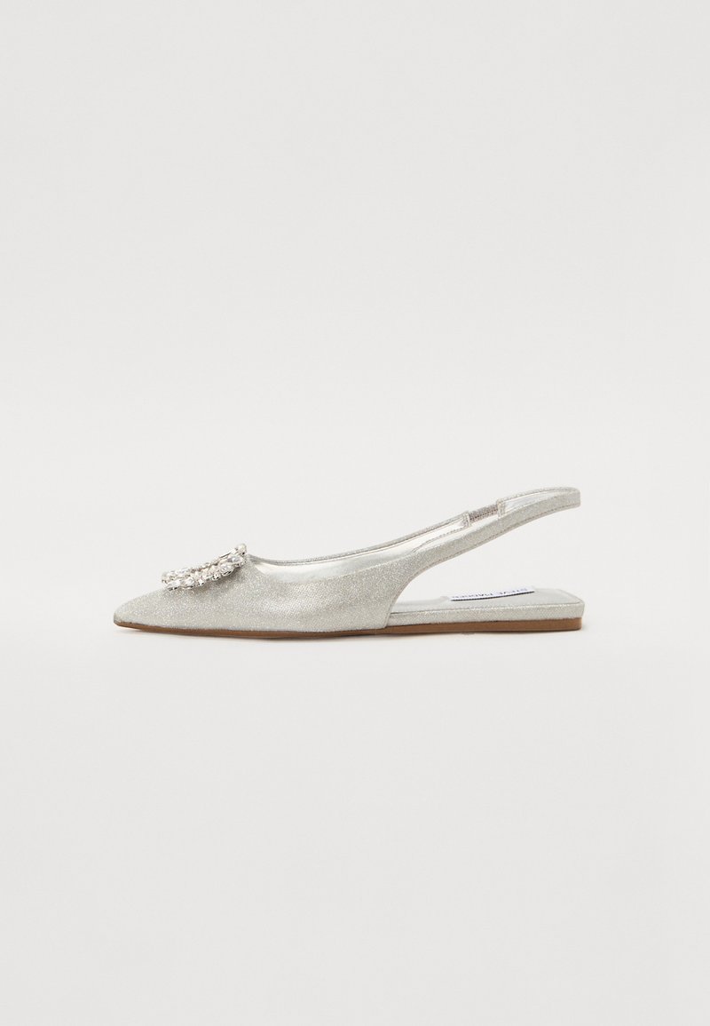 Ballet flats argentées avec une finition texturée brillante, un bout pointu et un embellissement décoratif en cristal sur le devant.