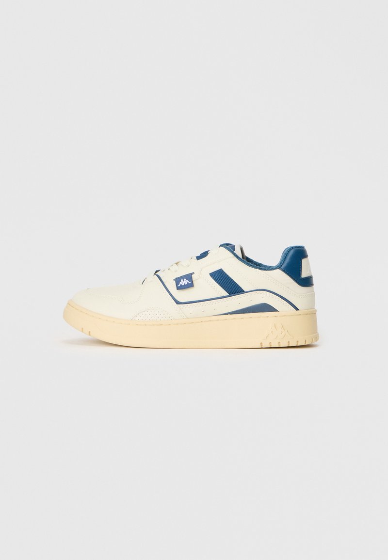 Weiße Sneakers mit blauen Akzenten, ausgestattet mit einem strukturierten Obermaterial, runder Zehenpartie und einer dicken cremefarbenen Sohle. Logo-Detail an der Seite. Lässiges Design.