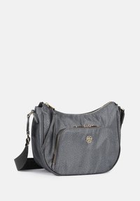 Borsa crossbody grigia con materiale texturizzato, tasche principali e frontali con zip, tracolla regolabile e dettagli in hardware dorato.