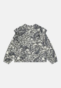 Langermet bluse med en kremfarget bakgrunn og mørkeblå blomstermønster i paisley; har volanger på skuldrene og en rund halslinning.