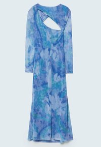 Langärmliges Kleid mit blauem Blumenmuster und einem Ausschnitt im Rücken. Hergestellt aus leichtem, fließendem Stoff.