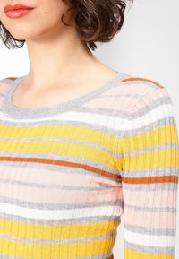 Rippstrick Langarmoberteil mit horizontalen Streifen in Gelb, Grau, Rosa und Orange, rundem Ausschnitt und weicher Textur.