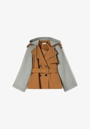 Braun abgesetzte, doppelt geknöpfte Jacke mit grauen langen Ärmeln und angenähter grauer Kapuze mit Kordelzügen.