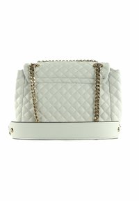 Sac à main en cuir blanc matelassé avec des anses en chaîne dorée, au design structuré et un panneau inférieur. Présente un motif de couture géométrique.