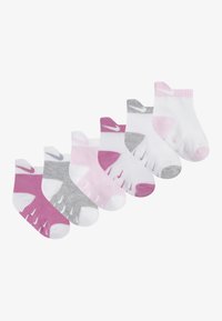 Conjunto de seis pares de calcetines cortos en tonos de rosa, gris y blanco. Presenta un diseño en bloques de color con acentos de logo y suelas texturizadas.