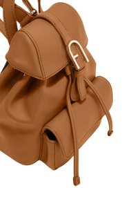 Zaino in pelle marrone con cima arrotondata, dettagli in metallo dorato, chiusura a coulisse e tasca laterale per un tocco in più.