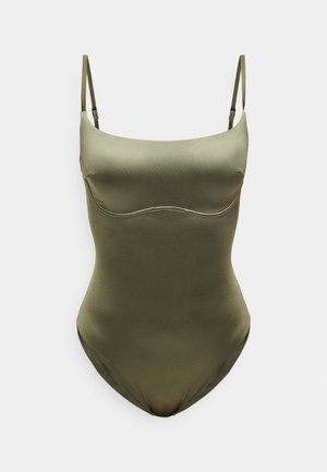 Oliwkowozielony jednoczęściowy kostium kąpielowy z cienkimi regulowanymi ramiączkami, gładką fakturą i zaokrąglonym dekoltem z subtelnymi detalami przeszyć.