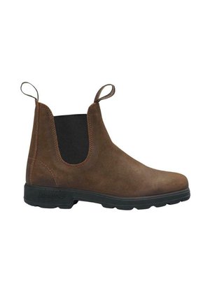 Bottine en daim marron avec des panneaux latéraux élastiques, des tirants, et une semelle en caoutchouc noir, présentant une finition texturée et un design épuré.