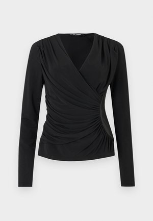 Sort langærmet top med indpakningsdesign, der har draperet stof og samlet detaljering i siderne. Glat tekstur, enkelt udskæring.