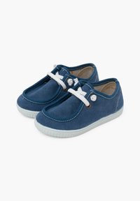 Adidași din pânză albastră cu un design ușor, șireturi albe, vârf rotund și talpă din cauciuc. Prezintă accente de cusătură și ochiuri metalice.