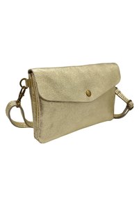 Pochette métallisée dorée avec surface texturée, fermeture rabat et quincaillerie dorée. Comprend une bandoulière détachable pour des options de transport polyvalentes.