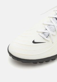 Nike Performance PHANTOM GX 2 PRO TF - Muru jalgpallisaapad - white/black/metallic gold coin