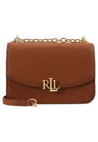 Brązowa torebka crossbody z teksturowanej skóry, z klapą, złotym metalowym wykończeniem oraz wypukłym logo z przodu.