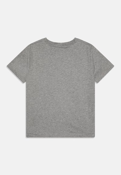 Camiseta gris de manga corta hecha de suave jersey de algodón, con un cuello redondo y una textura lisa, sin gráficos ni adornos visibles.