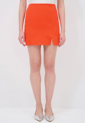 Rode minirok met een slim fit en een split aan de voorkant. Gemaakt van een soepele stof met een effen kleur en een hoog modellen.
