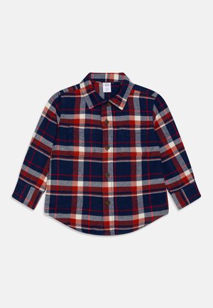 Langærmet børneskjorte med knapper, i rød, marineblå, grå og hvid ternet mønster med to brystlommer.