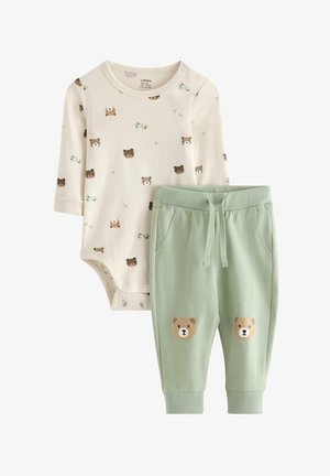 Babytøjssæt bestående af en cremefarvet heldragt med lange ærmer og bjørneprint samt grønne joggingbukser, også med bjørneansigter og elastisk taljebånd.