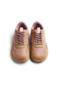 Sneaker beige e rosa chiaro con tomaia in rete, dettagli in suede e punta arrotondata. Sei lacci lavanda con suola testurizzata.