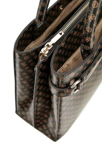 Borsa nera con motivo a monogramma in tonalità dorata, caratterizzata da due scomparti, chiusura con zip e doppio manico. Texture in pelle liscia.