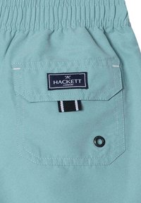 I pantaloni corti Hackett London in tessuto turchese chiaro presentano una fascia elastica in vita, una tasca sul retro con patch logo e un dettaglio con grommet di ventilazione.
