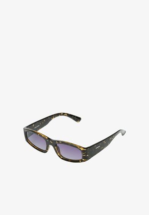 Rechthoekige schildpadkleurige zonnebril met donkere gradientlenzen en dikke monturen, schuin geplaatst om de linkertempel met merkembleem te tonen.